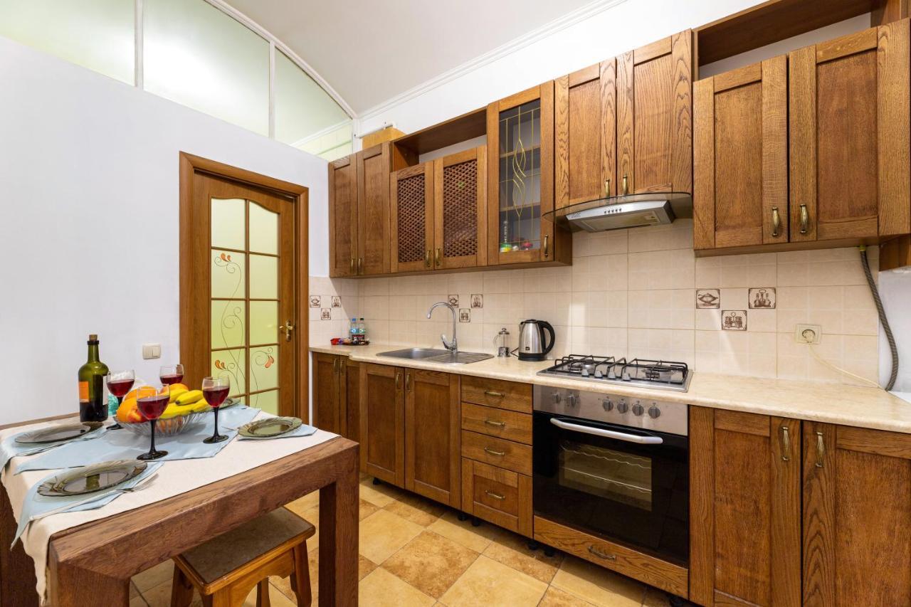 Затишний Відпочинок В Центрі Львова Apartman Kültér fotó